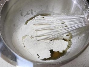 分次少量加入清水，继续搅拌均匀，加入过筛的低粉，用刮刀搅拌均匀