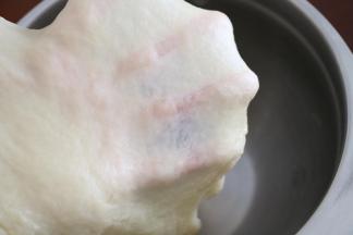 用手揉匀成面团状，再将面团用手揉至扩展状态，即成水油皮面团