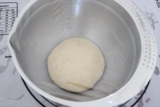 把水油皮面团包上保鲜膜，静置松弛1小时