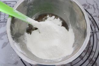 制油酥：
盆内放入猪油，倒入过筛的低粉