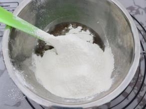 制油酥：
盆内放入猪油，倒入过筛的低粉