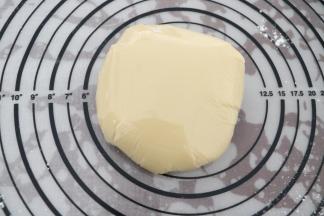 用手抓捏至油和粉类充分混合，再用手揉成均匀的面团，即成油酥面团，把油酥面团包上保鲜膜，静置松弛1小时