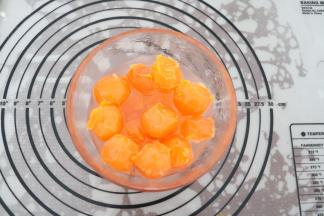 制馅：
咸蛋黄用高度白酒稍微浸泡下，给咸鸭蛋黄去腥，增香