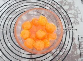 制馅：
咸蛋黄用高度白酒稍微浸泡下，给咸鸭蛋黄去腥，增香