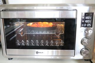 将所有咸蛋黄放在烤盘上，入烤箱，180度中层上下火28分钟