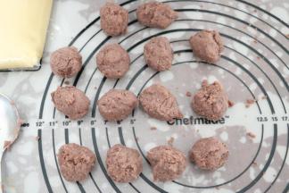 将红豆沙分成14份，搓成圆球形