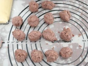 将红豆沙分成14份，搓成圆球形