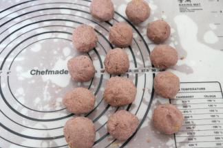 用手搓圆，即成馅料