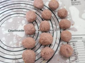 用手搓圆，即成馅料