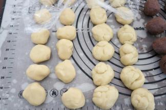 开始包：
水油皮面团分割成25克的剂子，油酥面团分成20克的剂子，滚圆，盖上保鲜膜备用