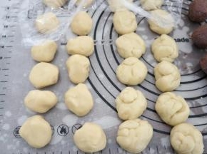 开始包：
水油皮面团分割成25克的剂子，油酥面团分成20克的剂子，滚圆，盖上保鲜膜备用