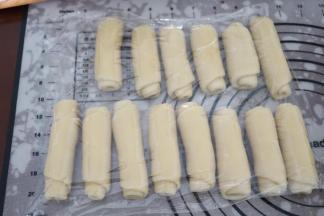 卷好之后，呈圆柱状，全部卷好后，盖上保鲜膜，静置松弛20分钟