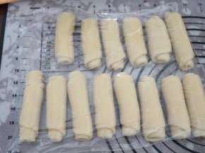 卷好之后，呈圆柱状，全部卷好后，盖上保鲜膜，静置松弛20分钟