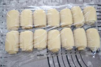 松弛好的面团用手掌轻轻压扁，用擀面杖擀成长条状，由上向下卷起，全部卷好后，盖上保鲜膜，静置松弛20分钟