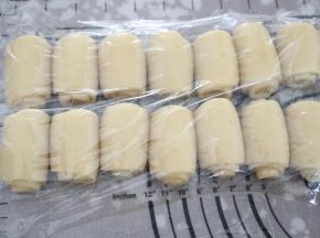 松弛好的面团用手掌轻轻压扁，用擀面杖擀成长条状，由上向下卷起，全部卷好后，盖上保鲜膜，静置松弛20分钟