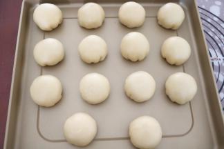 最后把饼皮收拢，捏紧，将收口朝下，放置在烤盘上