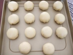 最后把饼皮收拢，捏紧，将收口朝下，放置在烤盘上