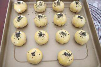 此时烤箱180度，上下管火预热
蛋黄酥表面刷一层薄薄的蛋黄液，顶部撒上少许黑芝麻