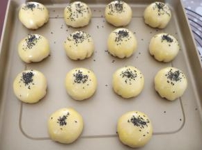 此时烤箱180度，上下管火预热
蛋黄酥表面刷一层薄薄的蛋黄液，顶部撒上少许黑芝麻