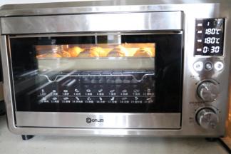 烤盘放入预热好的烤箱，180度，上下火，中层，30分钟，至表面呈金黄色