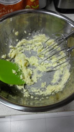 软化好的黄油用打蛋器低速搅散