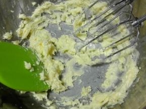 软化好的黄油用打蛋器低速搅散