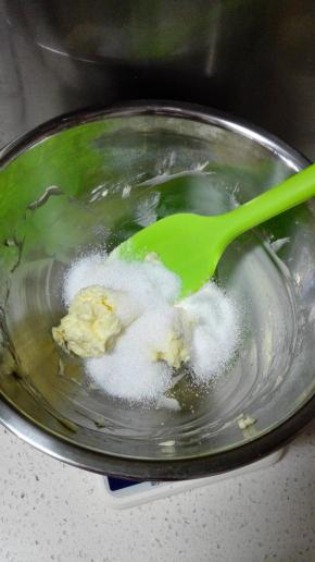 加入细砂糖继续打散