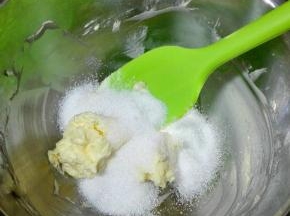 加入细砂糖继续打散
