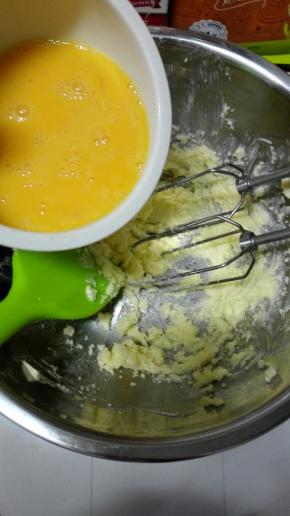 分三次加入鸡蛋液，每次都要完全打匀后再加