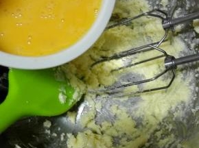 分三次加入鸡蛋液，每次都要完全打匀后再加