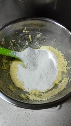 筛入一半低粉，用刮刀翻拌均匀