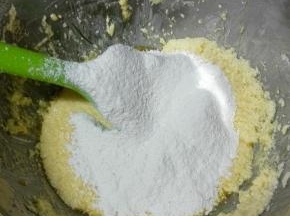 筛入一半低粉，用刮刀翻拌均匀