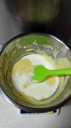 加入淡奶油，用刮刀拌匀