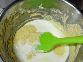 加入淡奶油，用刮刀拌匀