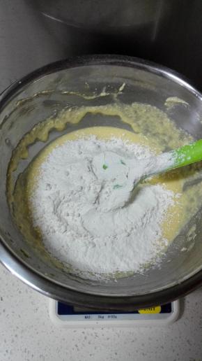 加入剩下的低粉，继续翻拌均匀