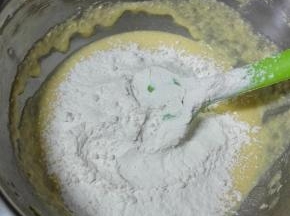 加入剩下的低粉，继续翻拌均匀