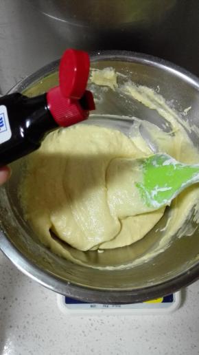 加入香草精，用刮刀拌匀