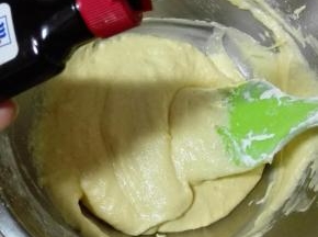 加入香草精，用刮刀拌匀