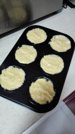 此时烤箱180度预热，
把拌好的面糊，倒入模具中，八分满即可