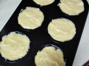 此时烤箱180度预热，
把拌好的面糊，倒入模具中，八分满即可