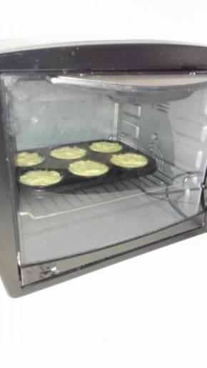 将模具放入预热好的烤箱内，
180度，上下火，30分钟