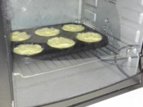 将模具放入预热好的烤箱内，
180度，上下火，30分钟