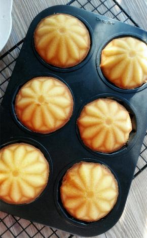 烤好后，取出，用牙签插入测试是否已熟