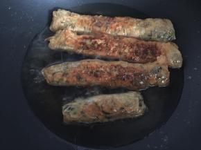 边炸边翻动，炸至表面金黄即可捞出