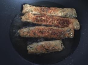 边炸边翻动，炸至表面金黄即可捞出