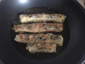 锅烧热倒入适量油，待油温烧至七成热时放入腐皮卷，用大火快速炸熟