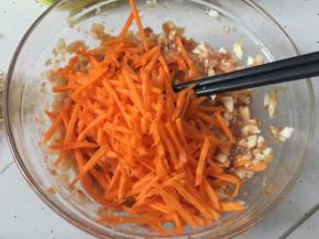 胡萝卜抽丝后放入肉末中搅拌均匀