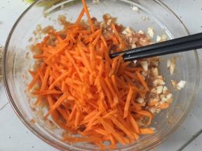 胡萝卜抽丝后放入肉末中搅拌均匀
