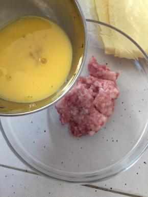 然后将鸡蛋分多次少量加入肉末中搅拌均匀