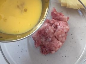 然后将鸡蛋分多次少量加入肉末中搅拌均匀